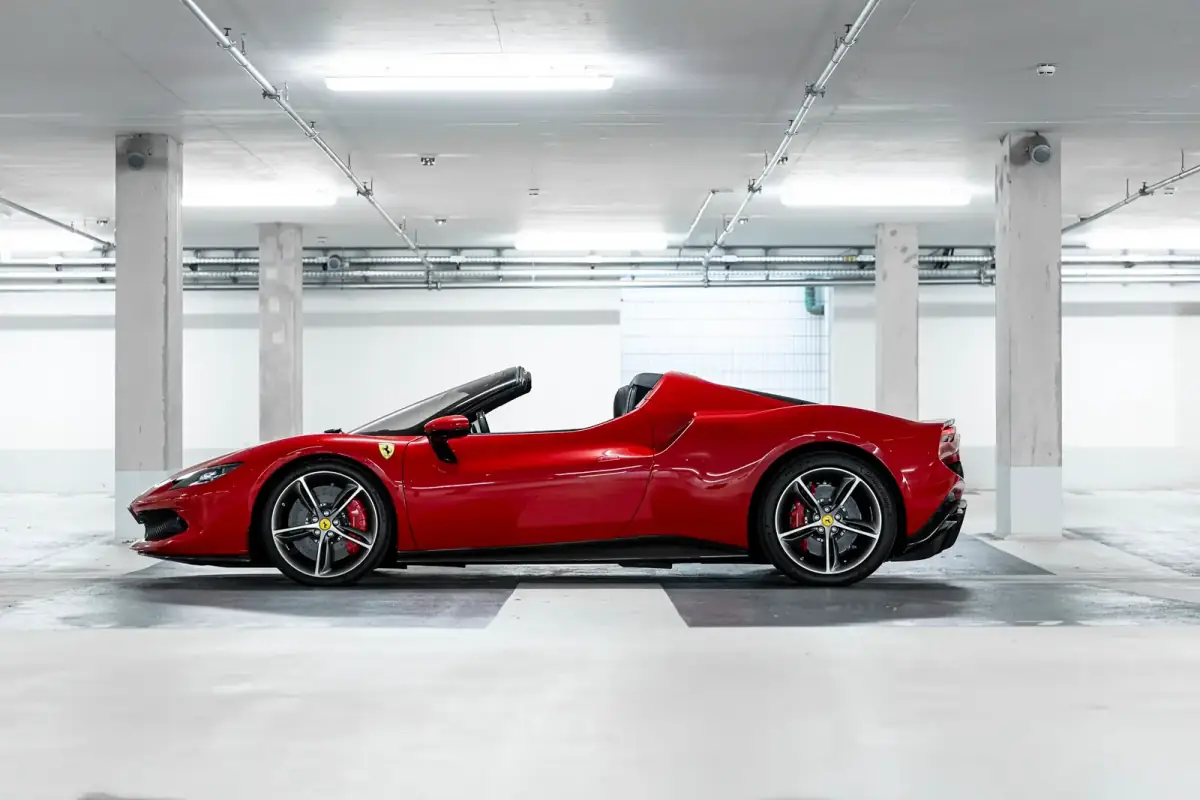 Roter Ferrari 296 GTS im Seitenprofil im Fotostudio der AS Handel GmbH