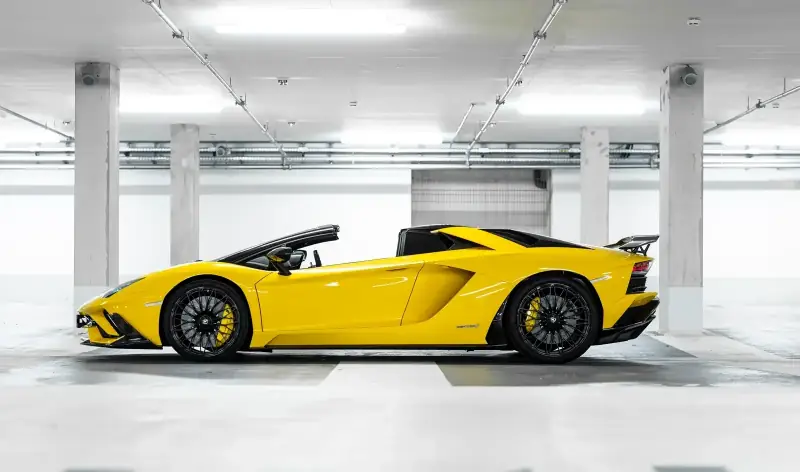 Gelber Lamborghini Aventador S Roadster im Seitenprofil