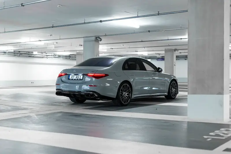 Grauer Mercedes-AMG S 63 von schräg hinten im Parkhaus-Studio