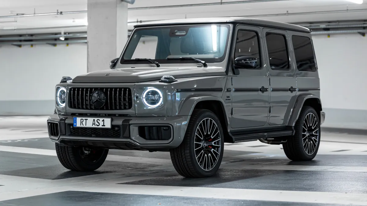 Graue Mercedes-Benz G-Klasse im Parkhaus-Studio der AS Handel GmbH
