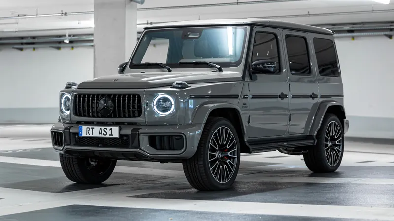 Graue Mercedes-Benz G-Klasse im Parkhaus-Studio der AS Handel GmbH
