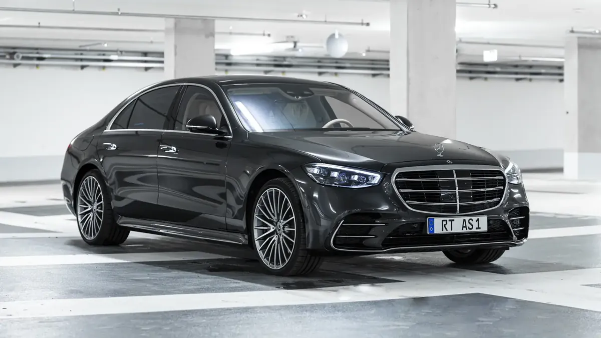 Anthrazitfarbene Mercedes-Benz S-Klasse im Parkhaus-Studio der AS Handel GmbH