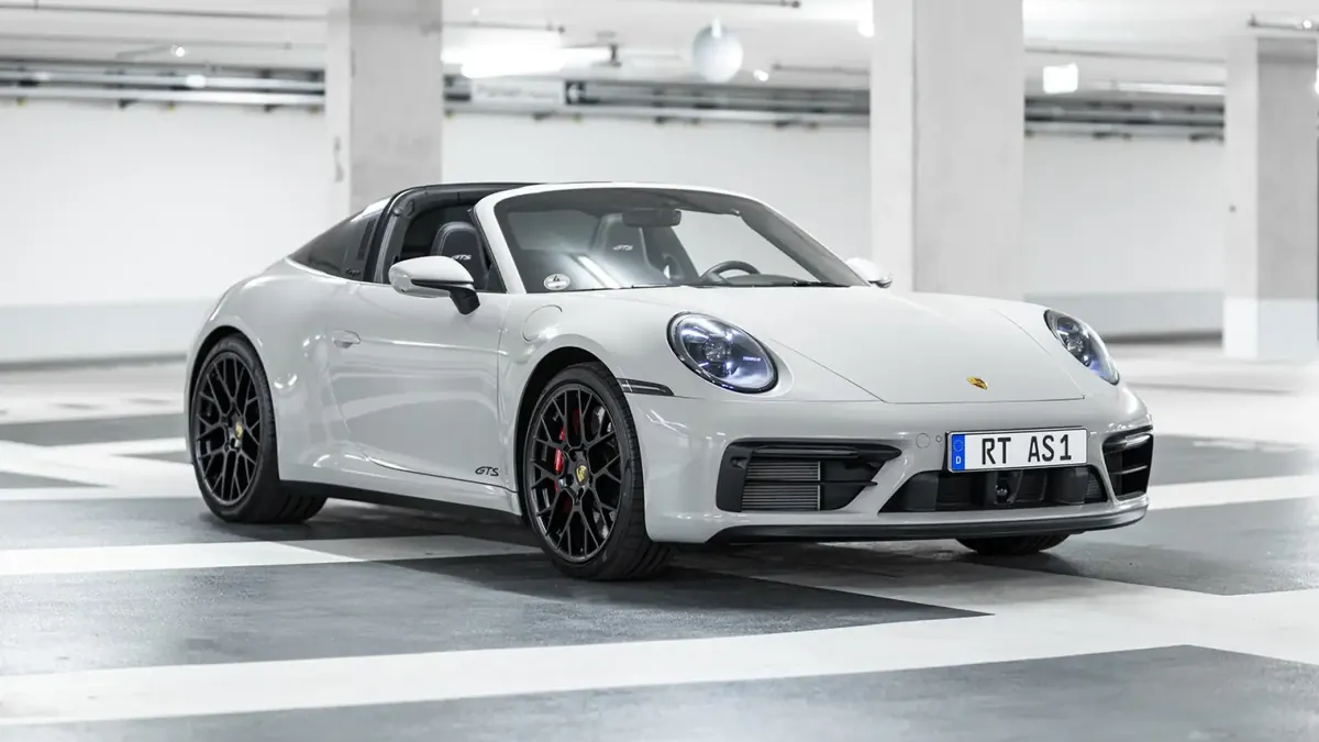 Hellgrauer Porsche 911 Targa im Parkhaus-Studio der AS Handel GmbH