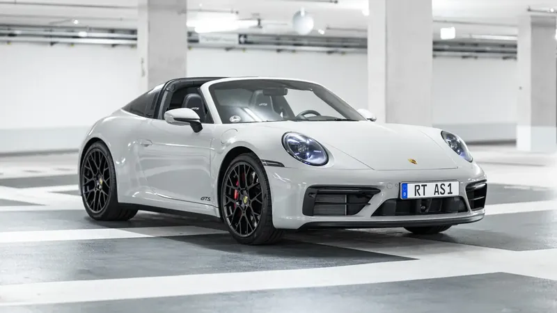 Hellgrauer Porsche 911 Targa im Parkhaus-Studio der AS Handel GmbH